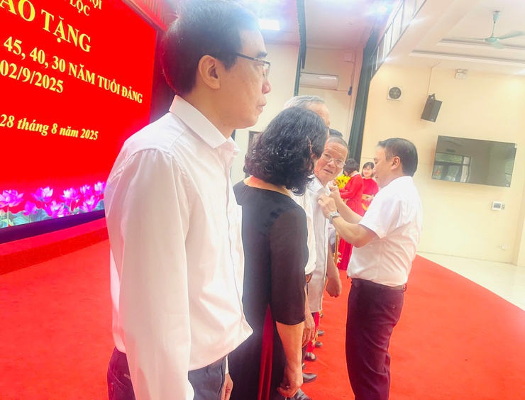 Đảng ủy xã Thiên Lộc trang trọng tổ chức Lễ trao tặng Huy hiệu Đảng đợt 02/9/2025- Ảnh 46.