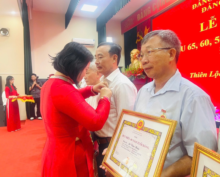 Đảng ủy xã Thiên Lộc trang trọng tổ chức Lễ trao tặng Huy hiệu Đảng đợt 02/9/2025- Ảnh 47.