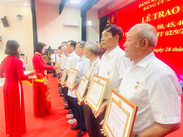 Đảng ủy xã Thiên Lộc trang trọng tổ chức Lễ trao tặng Huy hiệu Đảng đợt 02/9/2025- Ảnh 48.