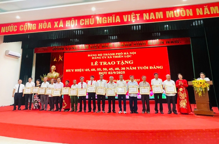 Đảng ủy xã Thiên Lộc trang trọng tổ chức Lễ trao tặng Huy hiệu Đảng đợt 02/9/2025- Ảnh 49.
