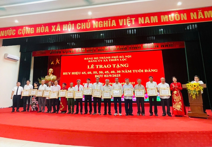 Đảng ủy xã Thiên Lộc trang trọng tổ chức Lễ trao tặng Huy hiệu Đảng đợt 02/9/2025- Ảnh 50.