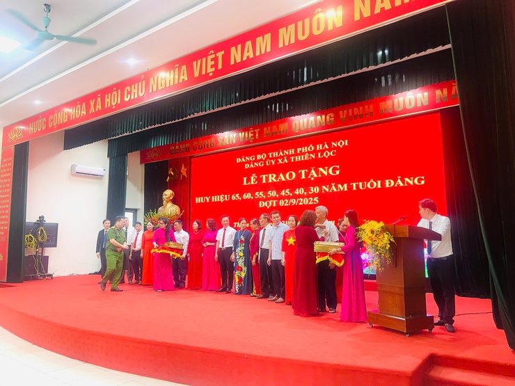 Đảng ủy xã Thiên Lộc trang trọng tổ chức Lễ trao tặng Huy hiệu Đảng đợt 02/9/2025- Ảnh 51.
