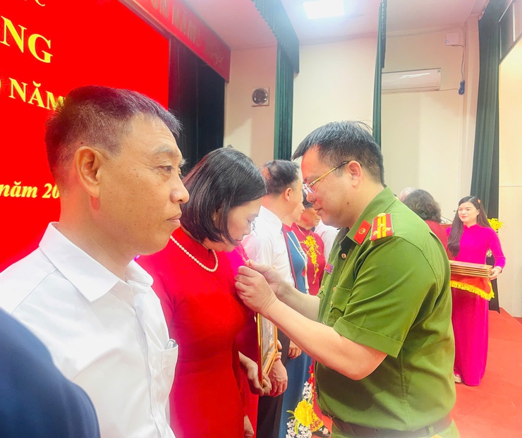 Đảng ủy xã Thiên Lộc trang trọng tổ chức Lễ trao tặng Huy hiệu Đảng đợt 02/9/2025- Ảnh 52.