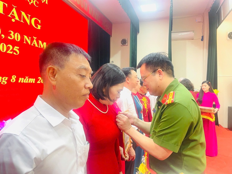 Đảng ủy xã Thiên Lộc trang trọng tổ chức Lễ trao tặng Huy hiệu Đảng đợt 02/9/2025- Ảnh 53.
