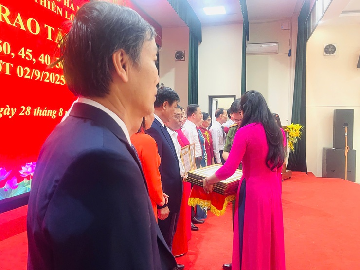 Đảng ủy xã Thiên Lộc trang trọng tổ chức Lễ trao tặng Huy hiệu Đảng đợt 02/9/2025- Ảnh 54.