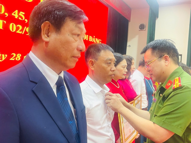Đảng ủy xã Thiên Lộc trang trọng tổ chức Lễ trao tặng Huy hiệu Đảng đợt 02/9/2025- Ảnh 55.