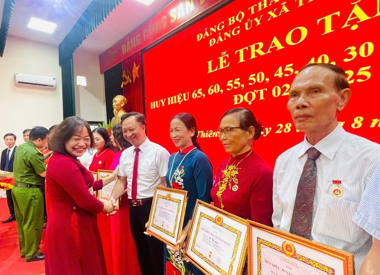 Đảng ủy xã Thiên Lộc trang trọng tổ chức Lễ trao tặng Huy hiệu Đảng đợt 02/9/2025- Ảnh 56.