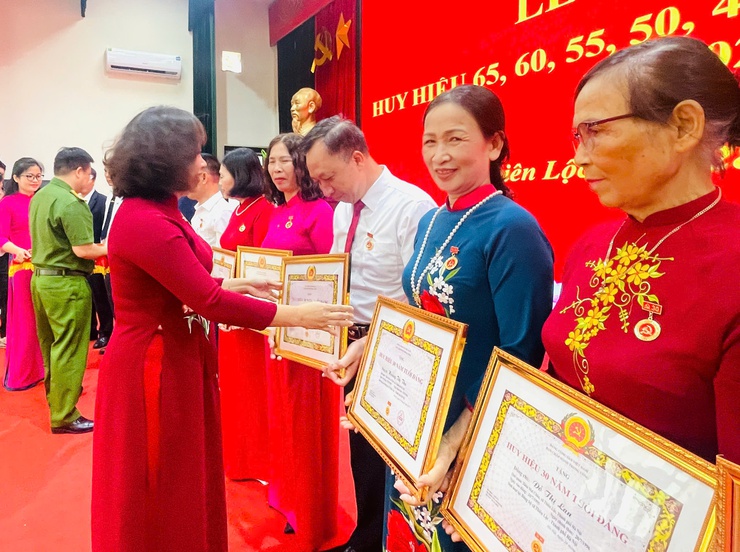 Đảng ủy xã Thiên Lộc trang trọng tổ chức Lễ trao tặng Huy hiệu Đảng đợt 02/9/2025- Ảnh 57.