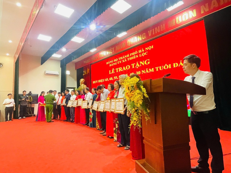Đảng ủy xã Thiên Lộc trang trọng tổ chức Lễ trao tặng Huy hiệu Đảng đợt 02/9/2025- Ảnh 58.