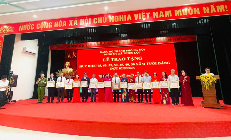 Đảng ủy xã Thiên Lộc trang trọng tổ chức Lễ trao tặng Huy hiệu Đảng đợt 02/9/2025- Ảnh 59.
