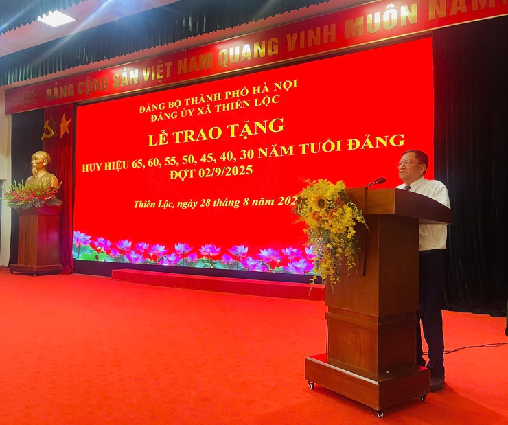 Đảng ủy xã Thiên Lộc trang trọng tổ chức Lễ trao tặng Huy hiệu Đảng đợt 02/9/2025- Ảnh 62.