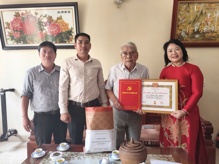 Đảng ủy xã Thiên Lộc trang trọng tổ chức Lễ trao tặng Huy hiệu Đảng đợt 02/9/2025- Ảnh 84.