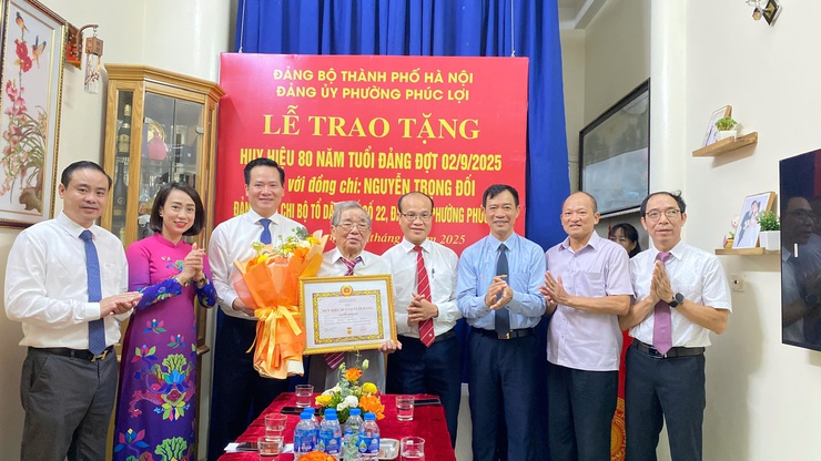 94 đảng viên Đảng bộ phường Phúc Lợi vinh dự được trao tặng, truy tặng Huy hiệu Đảng đợt 02/9/2025- Ảnh 5.