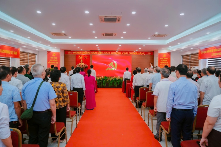 94 đảng viên Đảng bộ phường Phúc Lợi vinh dự được trao tặng, truy tặng Huy hiệu Đảng đợt 02/9/2025- Ảnh 1.