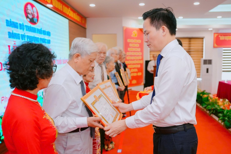 94 đảng viên Đảng bộ phường Phúc Lợi vinh dự được trao tặng, truy tặng Huy hiệu Đảng đợt 02/9/2025- Ảnh 4.