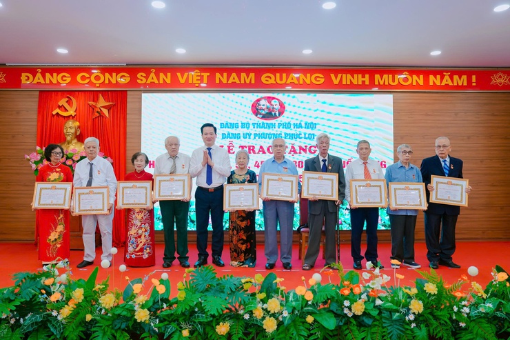 94 đảng viên Đảng bộ phường Phúc Lợi vinh dự được trao tặng, truy tặng Huy hiệu Đảng đợt 02/9/2025- Ảnh 2.