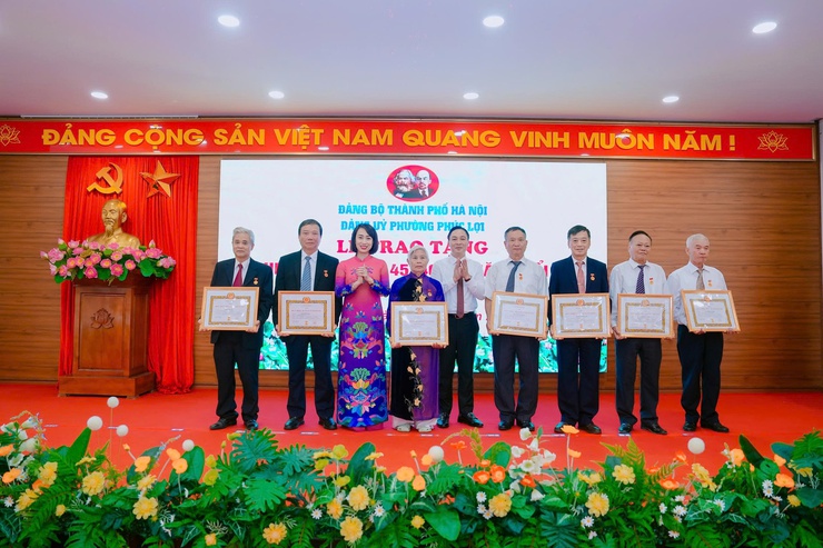 94 đảng viên Đảng bộ phường Phúc Lợi vinh dự được trao tặng, truy tặng Huy hiệu Đảng đợt 02/9/2025- Ảnh 3.