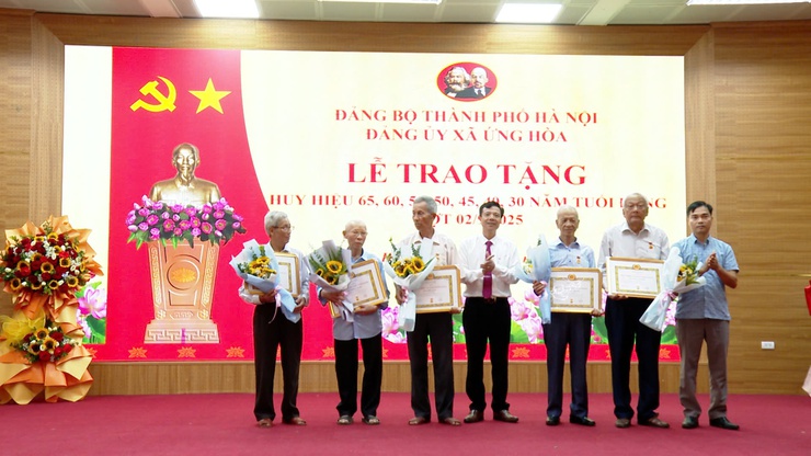 ĐẢNG UỶ XÃ ỨNG HOÀ TỔ CHỨC LỄ TRAO TẶNG HUY HIỆU ĐẢNG ĐỢT 2/9/2025.- Ảnh 3.