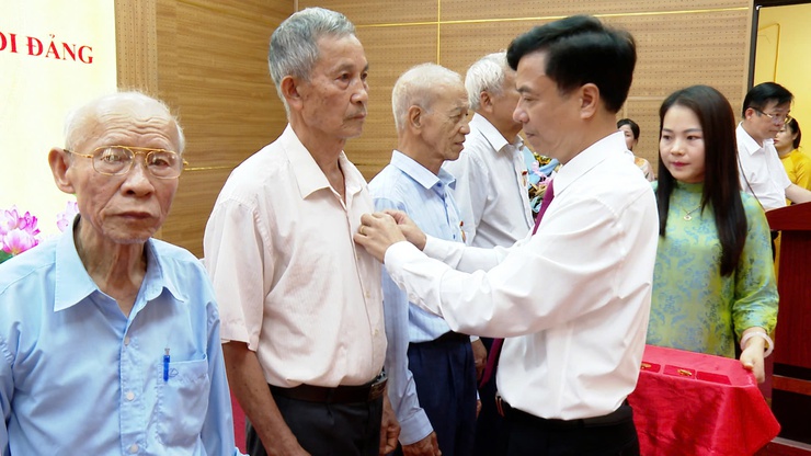 ĐẢNG UỶ XÃ ỨNG HOÀ TỔ CHỨC LỄ TRAO TẶNG HUY HIỆU ĐẢNG ĐỢT 2/9/2025.- Ảnh 4.