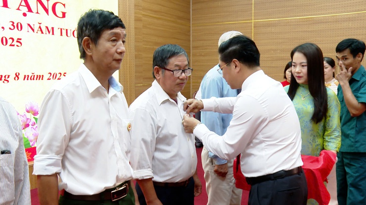 ĐẢNG UỶ XÃ ỨNG HOÀ TỔ CHỨC LỄ TRAO TẶNG HUY HIỆU ĐẢNG ĐỢT 2/9/2025.- Ảnh 10.