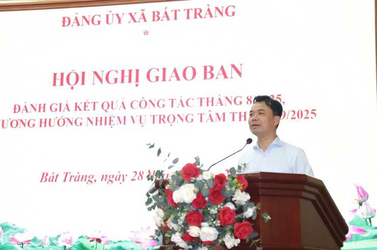 Đảng ủy xã Bát Tràng giao ban đánh giá kết quả thực hiện nhiệm vụ tháng 8 năm 2025, phương hướng, nhiệm vụ trọng tâm tháng 9 năm 2025 với các thôn trên địa bàn xã- Ảnh 4.