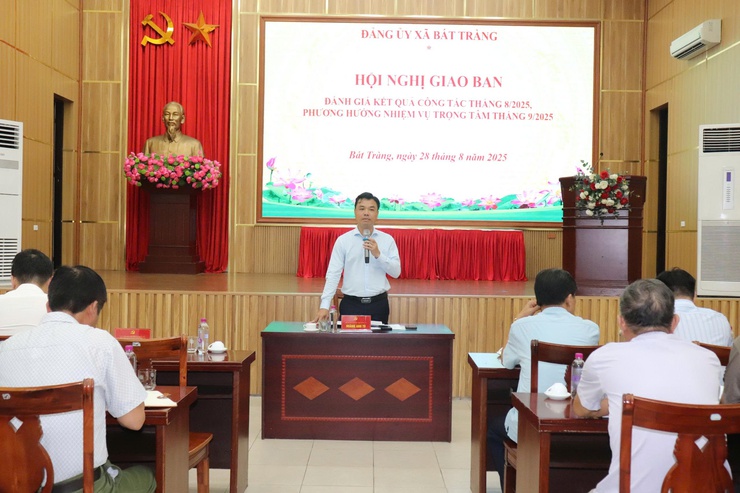 Đảng ủy xã Bát Tràng giao ban đánh giá kết quả thực hiện nhiệm vụ tháng 8 năm 2025, phương hướng, nhiệm vụ trọng tâm tháng 9 năm 2025 với các thôn trên địa bàn xã- Ảnh 1.