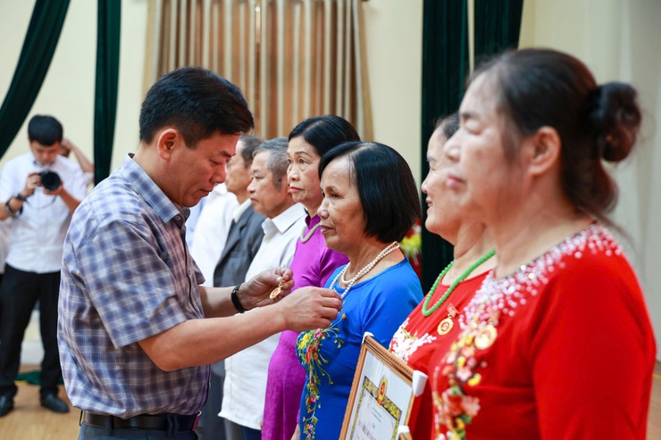 Lễ trao tặng Huy hiệu Đảng và Quán Triệt, triển khai Nghị quyết Đại hội đại biểu Đảng bộ xã Ứng Thiên lần thứ I, nhiệm kỳ 2025-2030- Ảnh 2.
