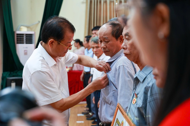Lễ trao tặng Huy hiệu Đảng và Quán Triệt, triển khai Nghị quyết Đại hội đại biểu Đảng bộ xã Ứng Thiên lần thứ I, nhiệm kỳ 2025-2030- Ảnh 1.