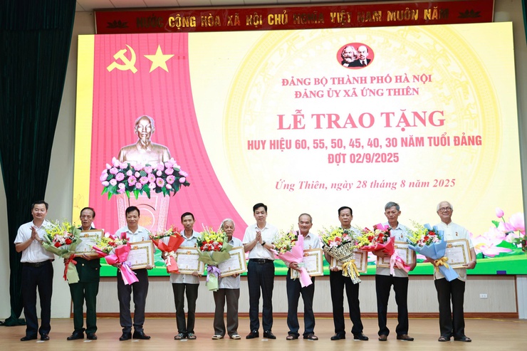 Lễ trao tặng Huy hiệu Đảng và Quán Triệt, triển khai Nghị quyết Đại hội đại biểu Đảng bộ xã Ứng Thiên lần thứ I, nhiệm kỳ 2025-2030- Ảnh 7.