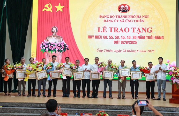 Lễ trao tặng Huy hiệu Đảng và Quán Triệt, triển khai Nghị quyết Đại hội đại biểu Đảng bộ xã Ứng Thiên lần thứ I, nhiệm kỳ 2025-2030- Ảnh 9.