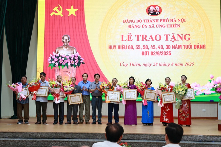 Lễ trao tặng Huy hiệu Đảng và Quán Triệt, triển khai Nghị quyết Đại hội đại biểu Đảng bộ xã Ứng Thiên lần thứ I, nhiệm kỳ 2025-2030- Ảnh 10.