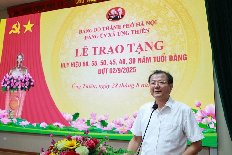 Lễ trao tặng Huy hiệu Đảng và Quán Triệt, triển khai Nghị quyết Đại hội đại biểu Đảng bộ xã Ứng Thiên lần thứ I, nhiệm kỳ 2025-2030- Ảnh 3.