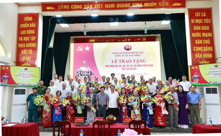 Lễ trao tặng Huy hiệu Đảng và Quán Triệt, triển khai Nghị quyết Đại hội đại biểu Đảng bộ xã Ứng Thiên lần thứ I, nhiệm kỳ 2025-2030- Ảnh 13.