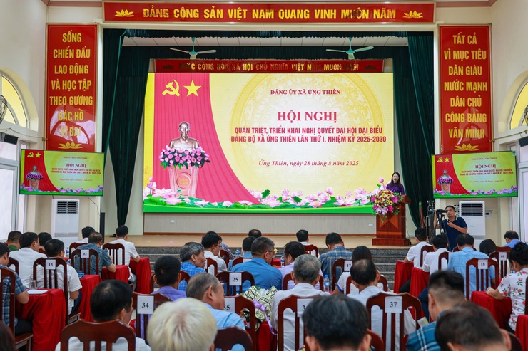 Lễ trao tặng Huy hiệu Đảng và Quán Triệt, triển khai Nghị quyết Đại hội đại biểu Đảng bộ xã Ứng Thiên lần thứ I, nhiệm kỳ 2025-2030- Ảnh 4.