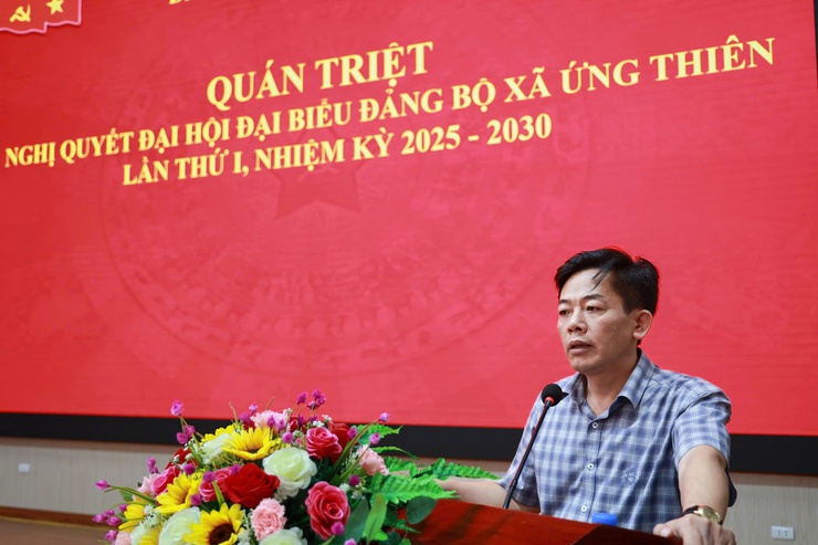 Lễ trao tặng Huy hiệu Đảng và Quán Triệt, triển khai Nghị quyết Đại hội đại biểu Đảng bộ xã Ứng Thiên lần thứ I, nhiệm kỳ 2025-2030- Ảnh 6.