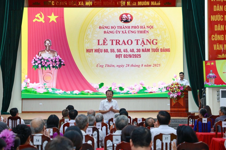 Lễ trao tặng Huy hiệu Đảng và Quán Triệt, triển khai Nghị quyết Đại hội đại biểu Đảng bộ xã Ứng Thiên lần thứ I, nhiệm kỳ 2025-2030- Ảnh 14.