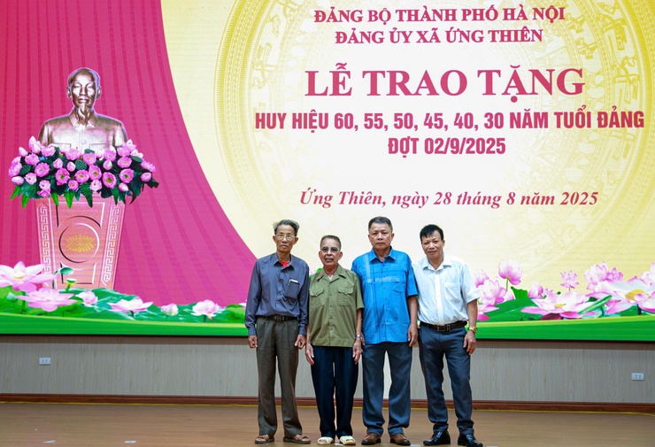Lễ trao tặng Huy hiệu Đảng và Quán Triệt, triển khai Nghị quyết Đại hội đại biểu Đảng bộ xã Ứng Thiên lần thứ I, nhiệm kỳ 2025-2030- Ảnh 15.
