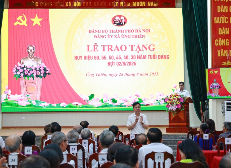 Lễ trao tặng Huy hiệu Đảng và Quán Triệt, triển khai Nghị quyết Đại hội đại biểu Đảng bộ xã Ứng Thiên lần thứ I, nhiệm kỳ 2025-2030- Ảnh 16.