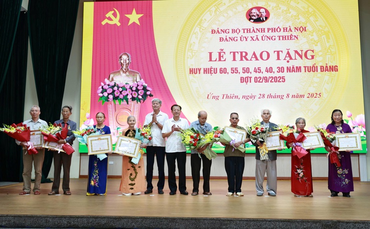 Lễ trao tặng Huy hiệu Đảng và Quán Triệt, triển khai Nghị quyết Đại hội đại biểu Đảng bộ xã Ứng Thiên lần thứ I, nhiệm kỳ 2025-2030- Ảnh 17.