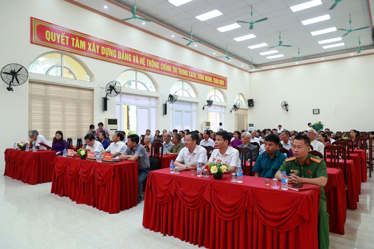 Lễ trao tặng Huy hiệu Đảng và Quán Triệt, triển khai Nghị quyết Đại hội đại biểu Đảng bộ xã Ứng Thiên lần thứ I, nhiệm kỳ 2025-2030- Ảnh 18.