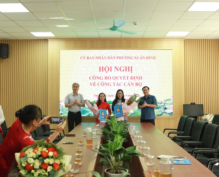 Phường Xuân Đỉnh: Trao quyết định nghỉ hưu và giao phụ trách Trường Mầm non Xuân Đỉnh A- Ảnh 2.