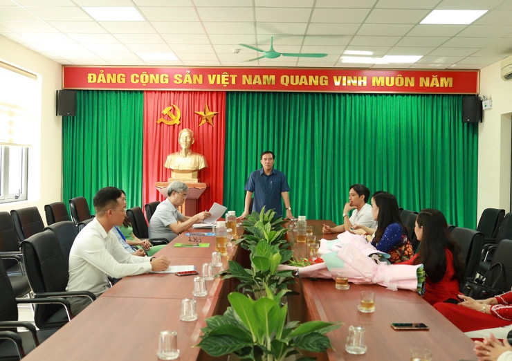 Phường Xuân Đỉnh: Trao quyết định nghỉ hưu và giao phụ trách Trường Mầm non Xuân Đỉnh A- Ảnh 1.