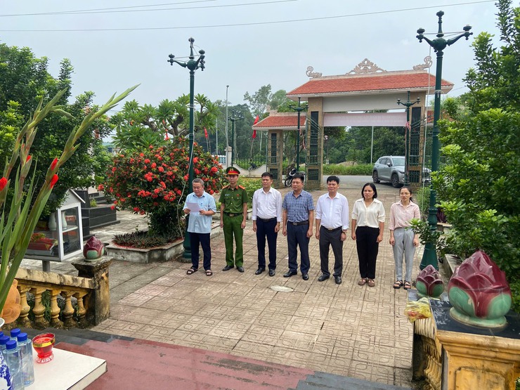 Lãnh đạo xã Phú Cát dâng hương tưởng niệm các anh hùng liệt sĩ nhân kỷ niệm 80 năm Quốc khánh 2/9- Ảnh 22.