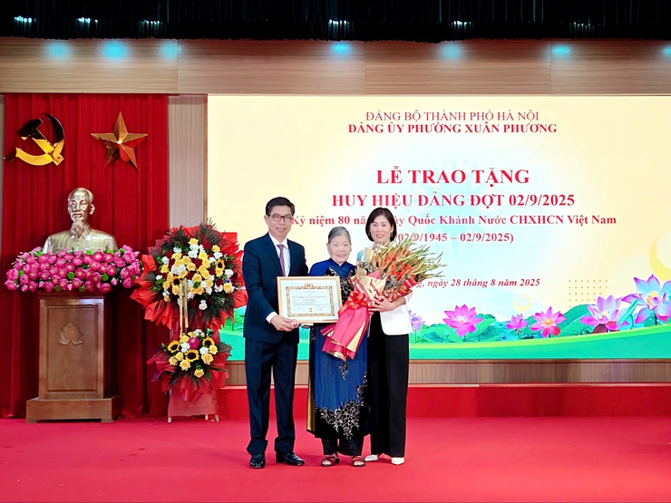 Đảng ủy phường Xuân Phương long trọng tổ chức Lễ trao tặng Huy hiệu Đảng đợt 02/9/2025- Ảnh 5.