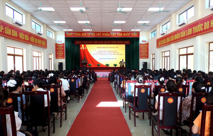 HƠN 800 CÁN BỘ QUẢN LÝ, GIÁO VIÊN, NHÂN VIÊN CÁC TRƯỜNG HỌC CỦA XÃ TRUNG GIÃ HOÀN THÀNH CHƯƠNG TRÌNH BỒI DƯỠNG  LÝ LUẬN CHÍNH TRỊ HÈ NĂM 2025 - Ảnh 1.