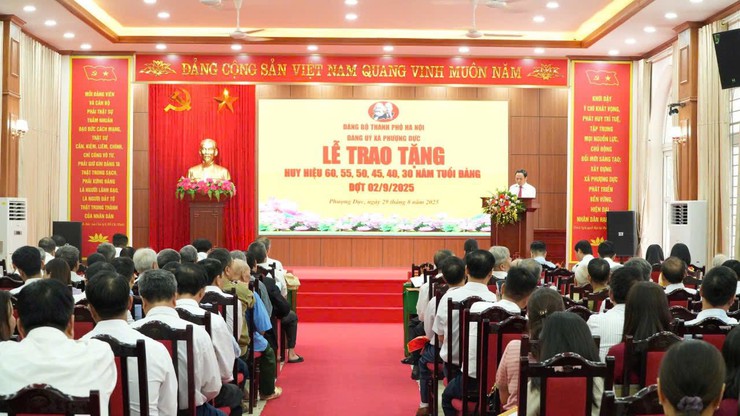 Lễ trao tặng Huy hiệu Đảng (đợt 02/9), tổng kết công tác tổ chức Đại hội và quán triệt Nghị quyết Đại hội đại biểu Đảng bộ xã lần thứ I, nhiệm kỳ 2025-2030- Ảnh 3.