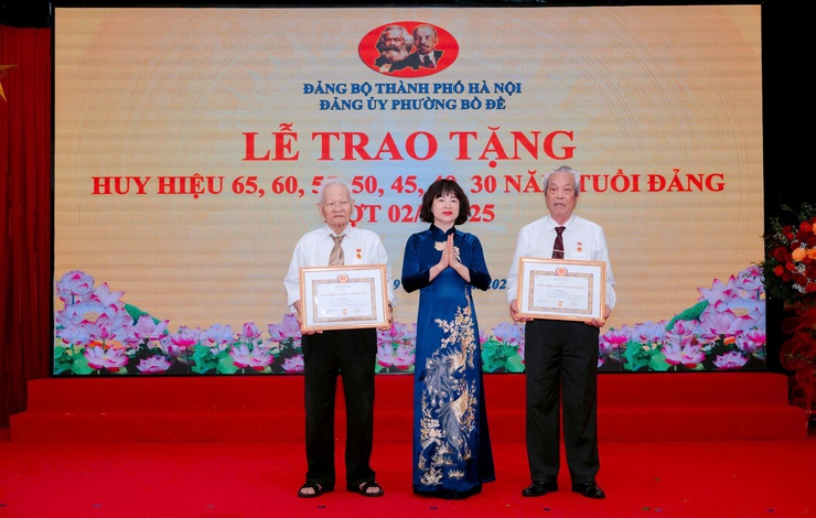 Đảng ủy phường Bồ Đề tổ chức Lễ trao Huy hiệu Đảng đợt 2/9 năm 2025- Ảnh 1.