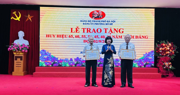 Đảng ủy phường Bồ Đề tổ chức Lễ trao Huy hiệu Đảng đợt 2/9 năm 2025- Ảnh 5.