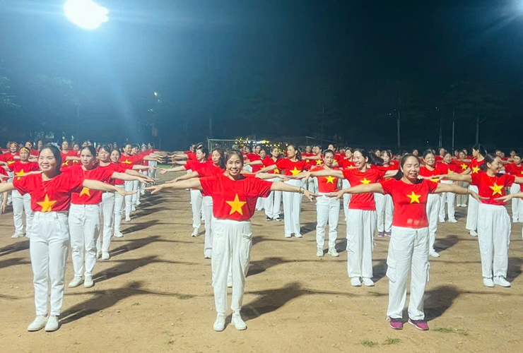 Hội LHPN phường Chương Mỹ tổng duyệt đồng diễn dân vũ chào mừng Quốc khánh 2/9- Ảnh 1.
