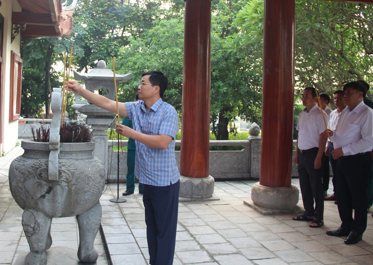 Đoàn đại biểu lãnh đạo xã dâng hương nhân kỷ niệm 80 năm ngày Quốc khánh (2/9/1945-2/9/2025), Tặng quà một số gia đình chính sách, người có công trên địa bàn xã.- Ảnh 1.